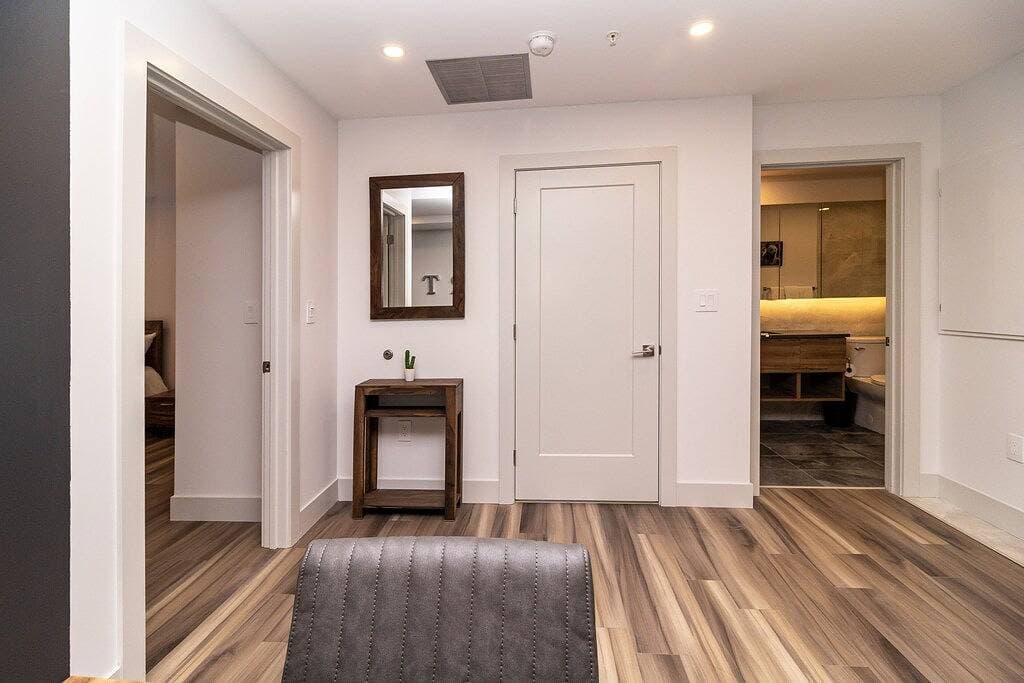 Foto 6 von 20: Modern Downtown 1Bd Suite w/ Balcony, Gym & City Views