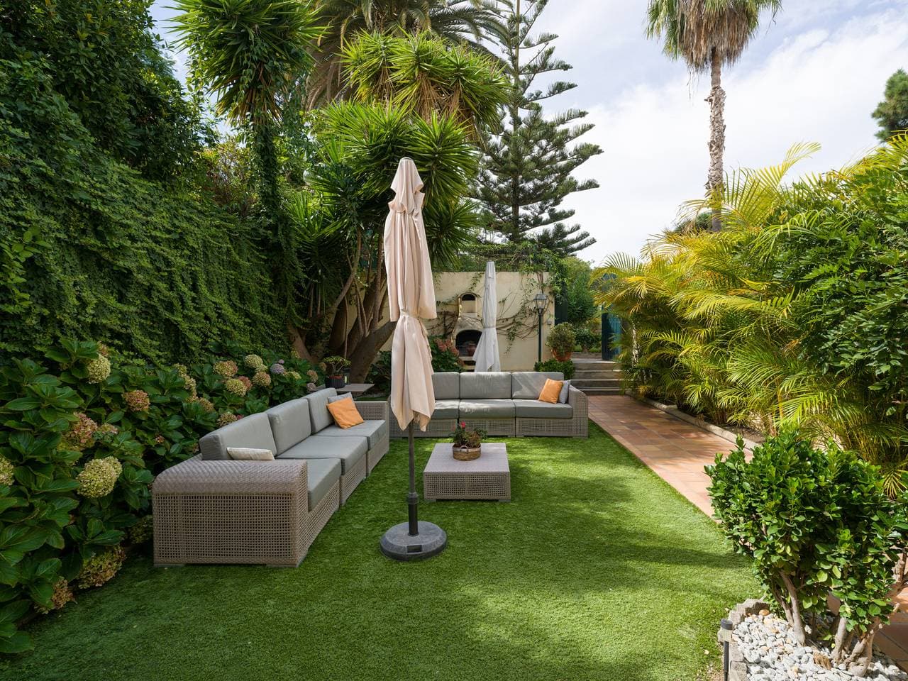 House with cozy garden BBQ 1