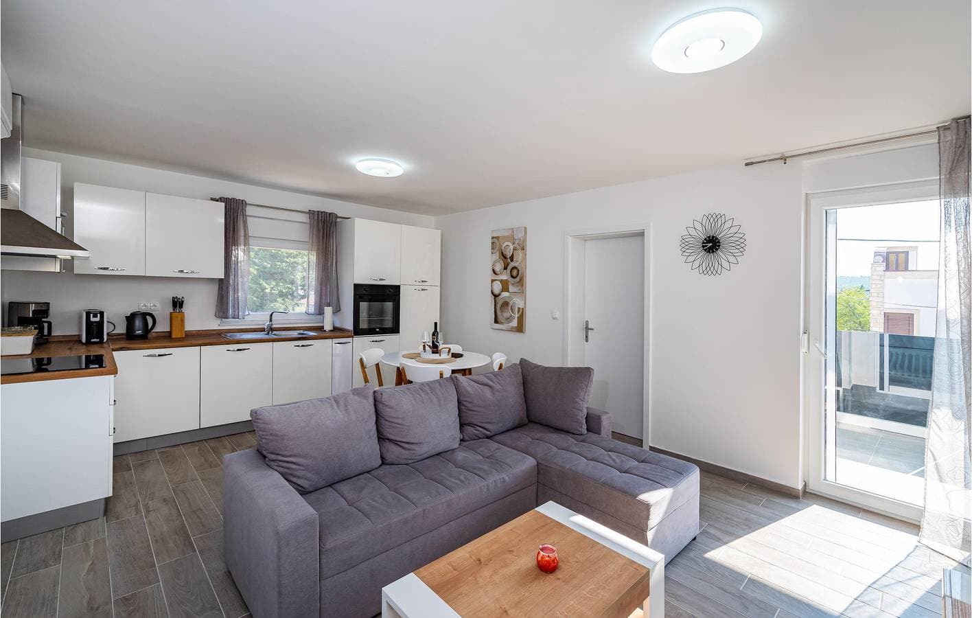 Foto 3 von 35: Reizende Ferienwohnung mit Pool, WLAN und Terrasse in Küstennähe