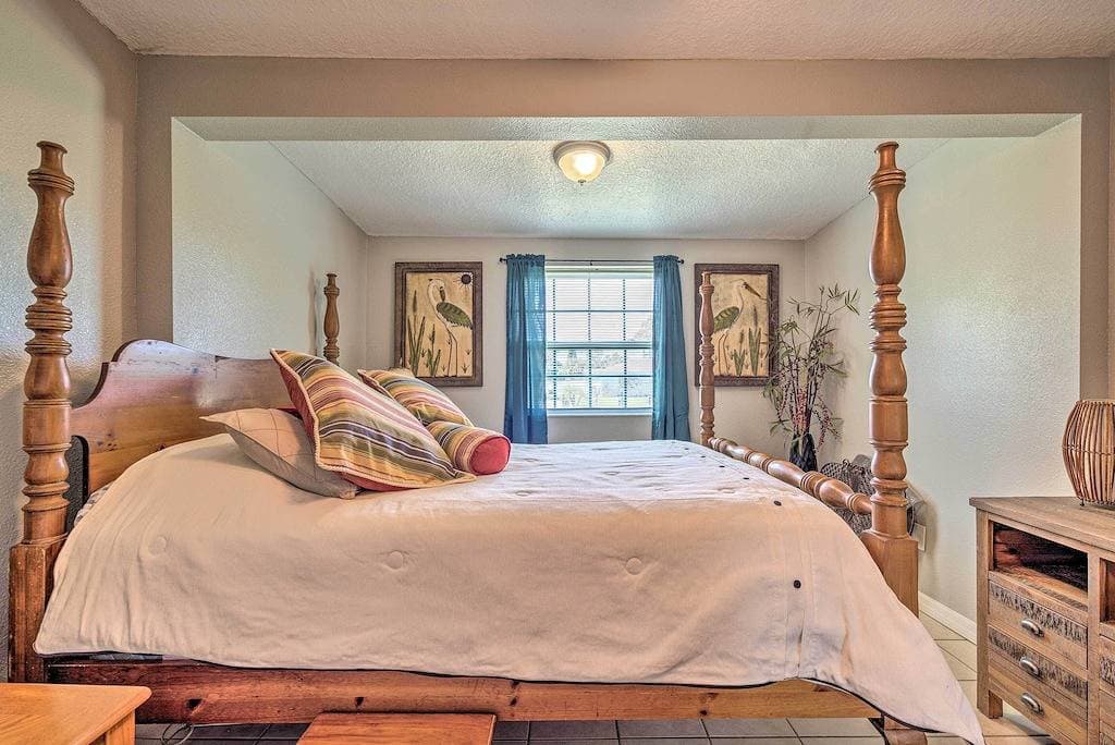 Foto 9 von 25: 2 Mi to Beach: Canal-Front Home in Hudson!