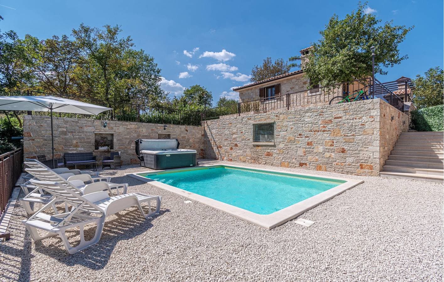 Foto 3 von 26: Gemütliche Ferienwohnung mit Pool, WLAN und Parkplatz in der Nähe des Stadtzentrums von Rajki
