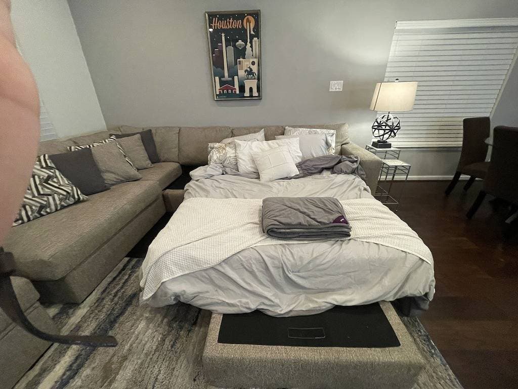 Foto 11 von 15: Beautiful and spacious home off Main Street!