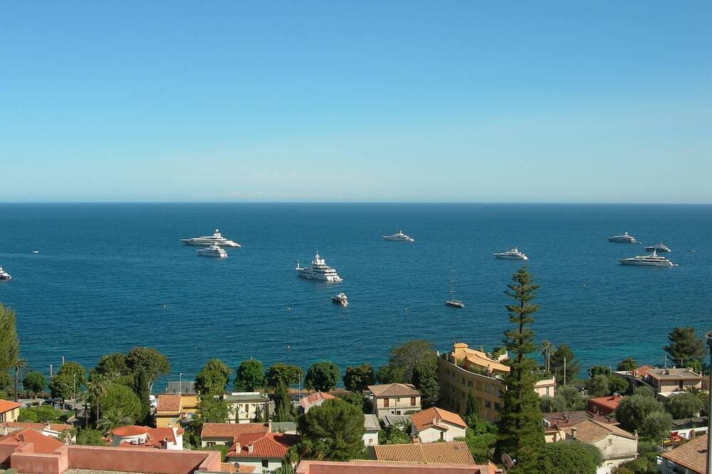 Sea view garden apartment with pool option. Near beach between Nice and Monaco 1