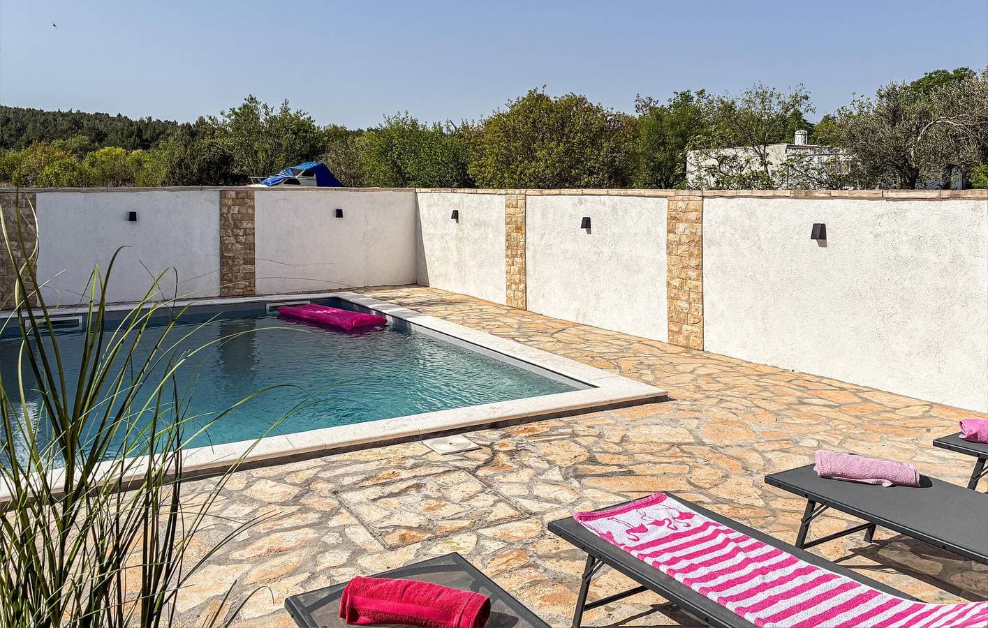 Foto 9 von 32: Gemütliche 75 m² große Wohnung mit Pool, Terrasse und nur 400 m von der Küste entfernt