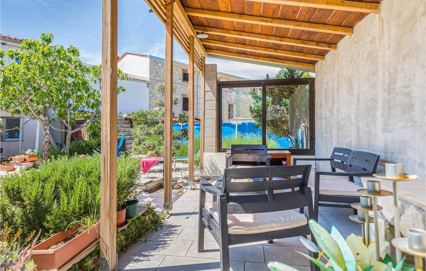 Foto 8 von 39: Charmante 70 m² große Wohnung mit Pool, WLAN und Parkplatz, nur wenige Schritte vom Zentrum von Jursici entfernt