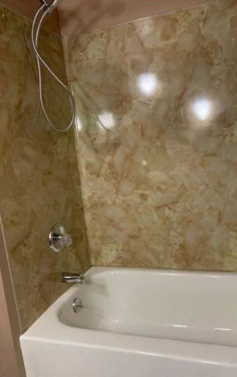 Foto 12 von 14: Full House on secluded road, 4 bed 2 bath, fully furnished basement w/bar + beds