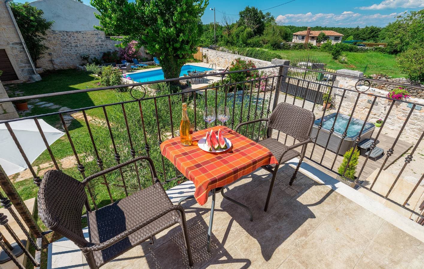 Foto 4 von 40: Reizende 128 m² große Wohnung mit Pool, Terrasse und Parkplatz in der Nähe des Stadtzentrums von Anzici