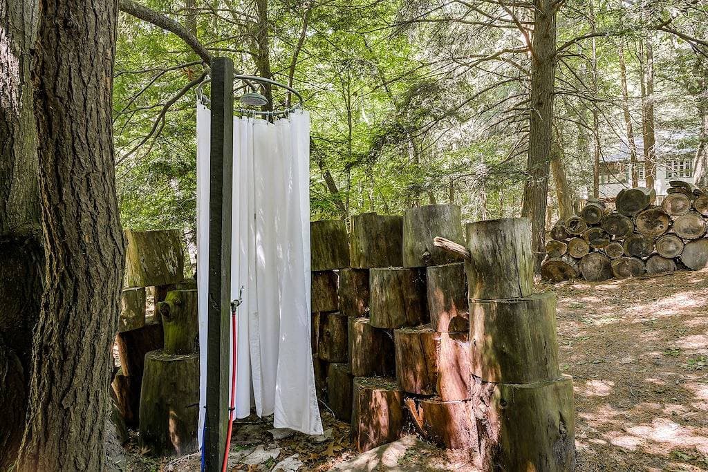 Foto 2 von 16: Treetop Studio on the Dune / Outdoor Shower + Hot Tub / Glamping