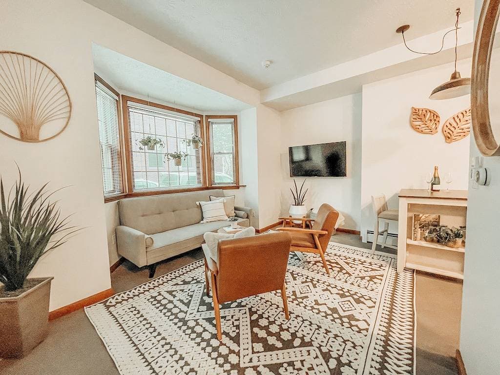 Foto 3 von 11: Completely remodeled 2 bedroom apartment in Portland's West End