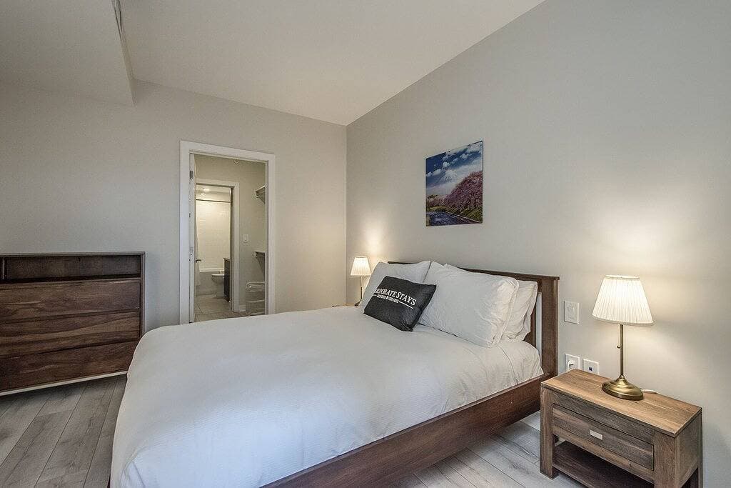 Luxury 1Br Apt with City Views – Walk to Alderney 1