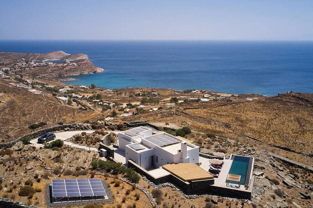 Foto 2 von 30: Heavenly views from Villa Nites with stunning infinity pool