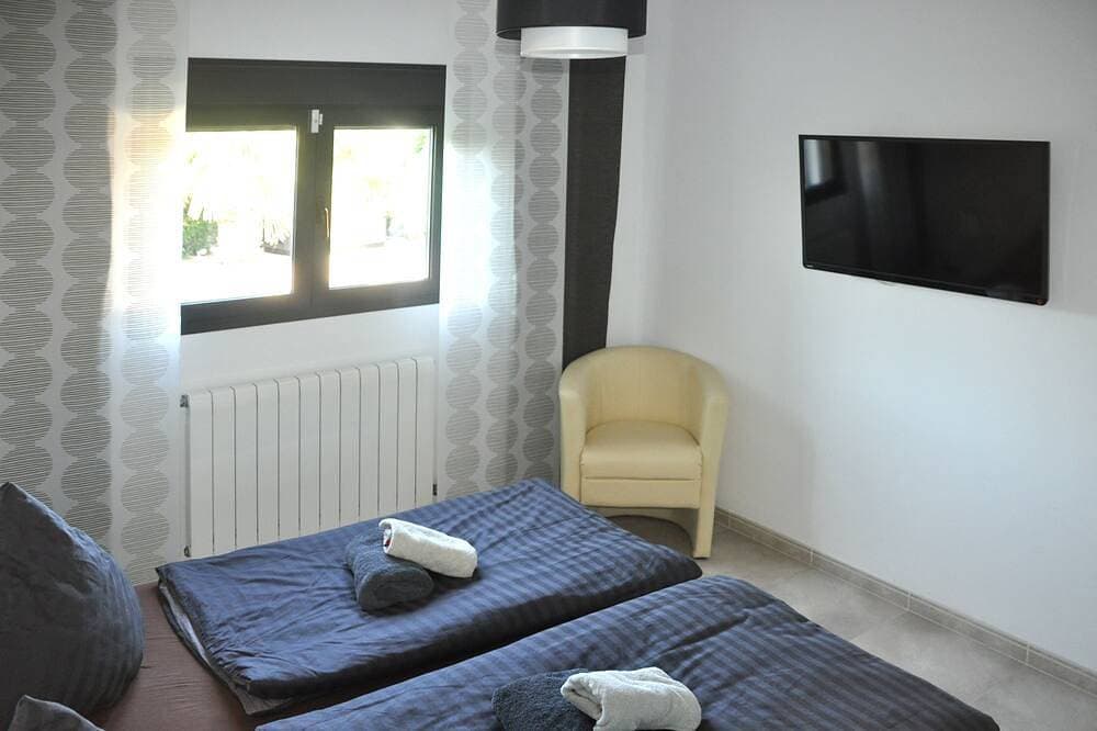 Foto 3 von 30: Moderner Bungalow mit beheiztem Pool, 50m vom Meer - Whirlpool -