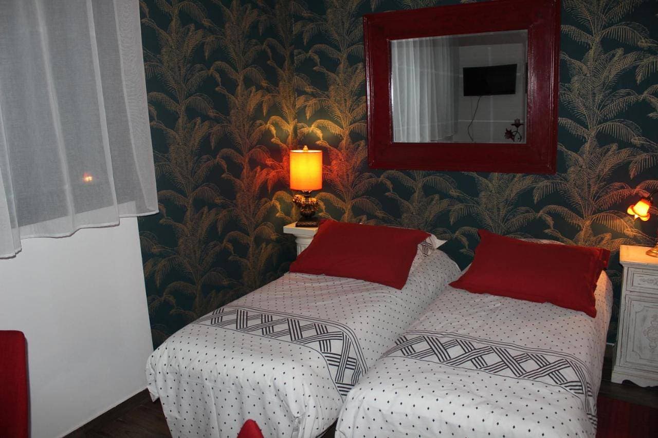 Foto 5 von 11: Twin Room with Private Bathroom