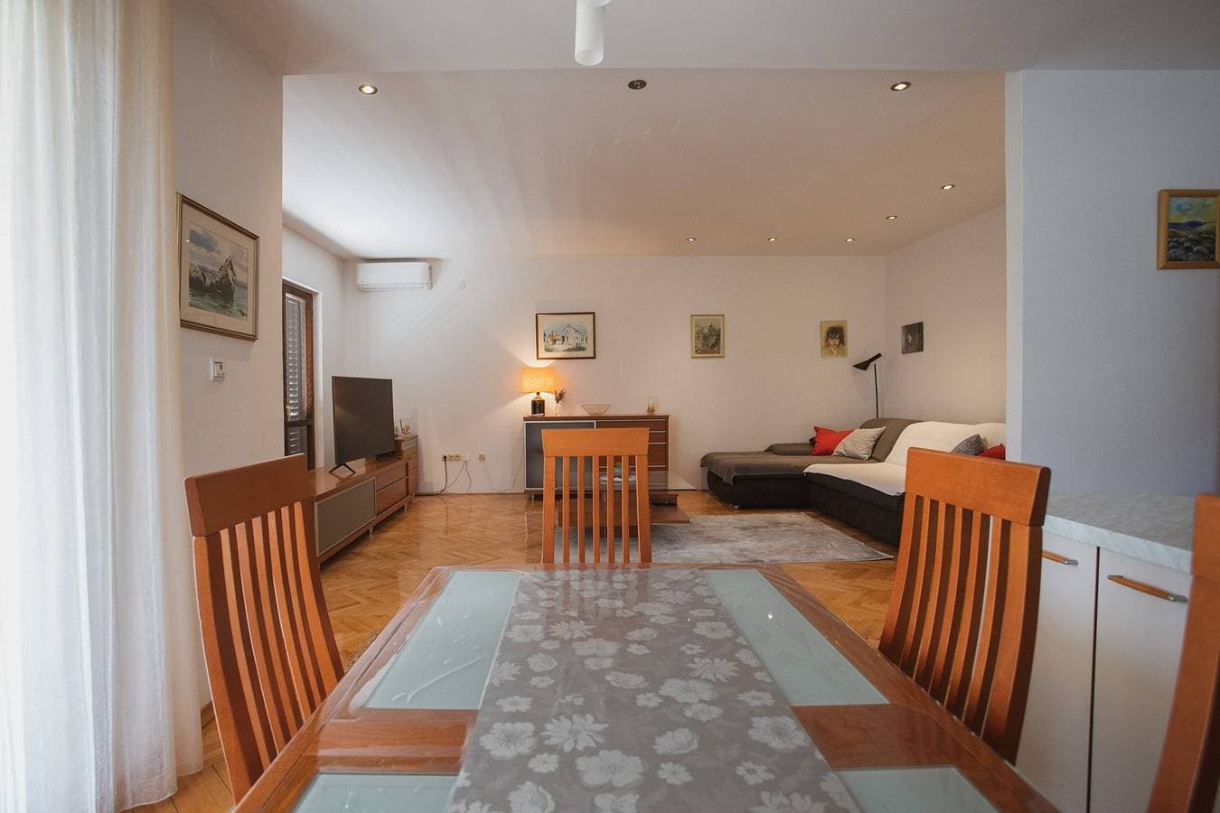 Foto 6 von 33: Apartment mit Balkon in der Nähe von Split und Omiš