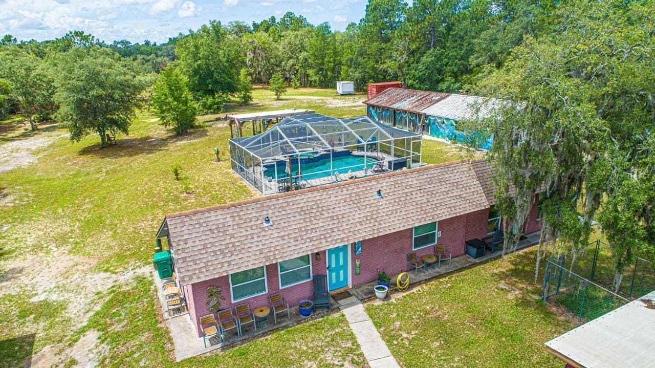 MERMAID MANOR CARRIAGE HOUSE Quiet Homasassa area offers a screened heated pool, hotub, covered outdoor patio with gas grill, hand painted murals throughout, fenced yard, sleeps 6 in 2 kings, 2 twins, RV Parking w power addl fee, 1 Dog ok w addl fee 1