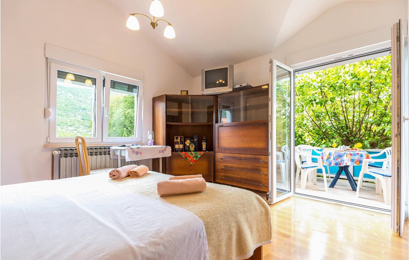 Foto 12 von 20: Charmante 120 m² große Wohnung mit Pool, Terrasse und WLAN