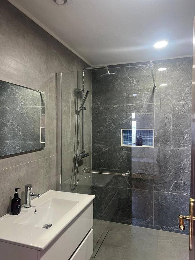 Foto 5 von 16: Double Room with Private Bathroom