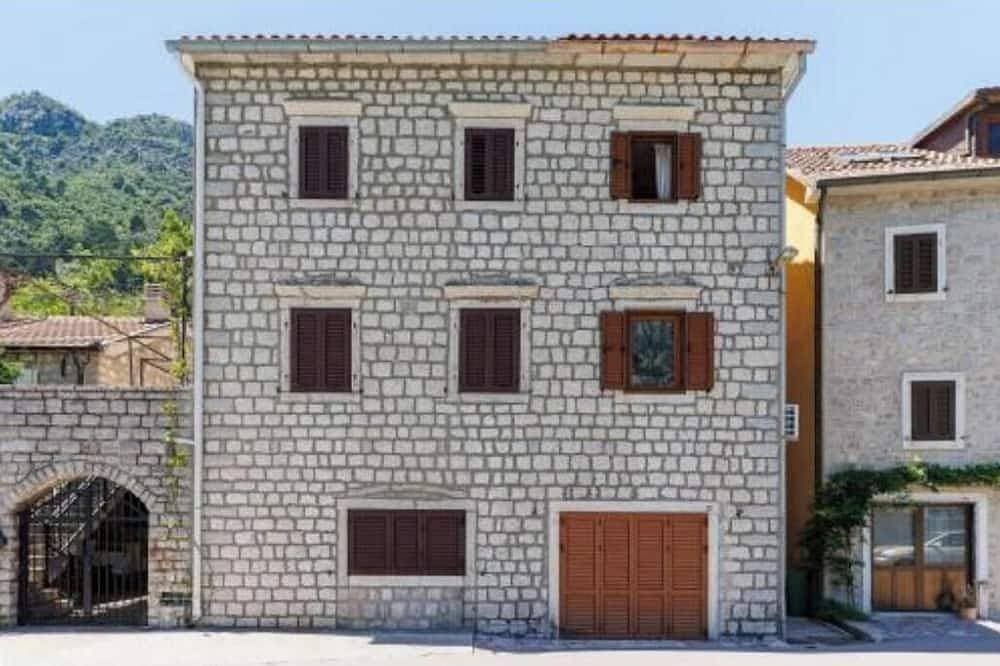 Foto 13 von 30: Historic Waterfront House — Authentic Stone Gem on the Stunning Bay of Kotor