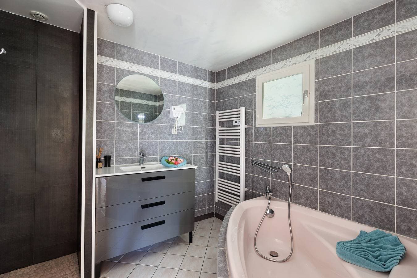 Foto 13 von 35: Ferienhaus 'Ô Gîte Bleu' mit privatem, beheiztem Hallenbad