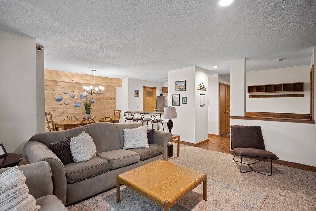 Foto 10 von 27: Modernisierte Wohnung am Fuße des Mt Snow mit Kamin