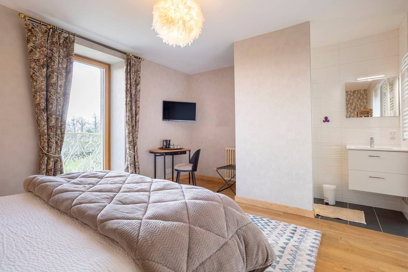 Foto 8 von 31: Standardzimmer „Madame De Staël“ mit Balkon, gemeinsamer Terrasse, Garten und WLAN