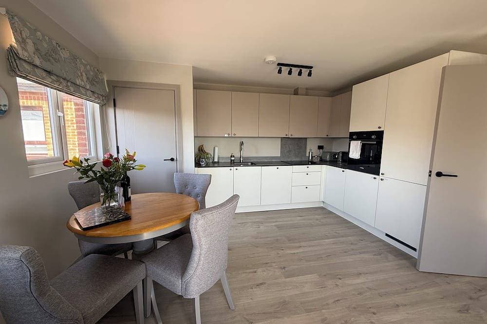 Foto 9 von 10: 10mins  drive from Terminal 5 & 35 mins train to London Waterloo