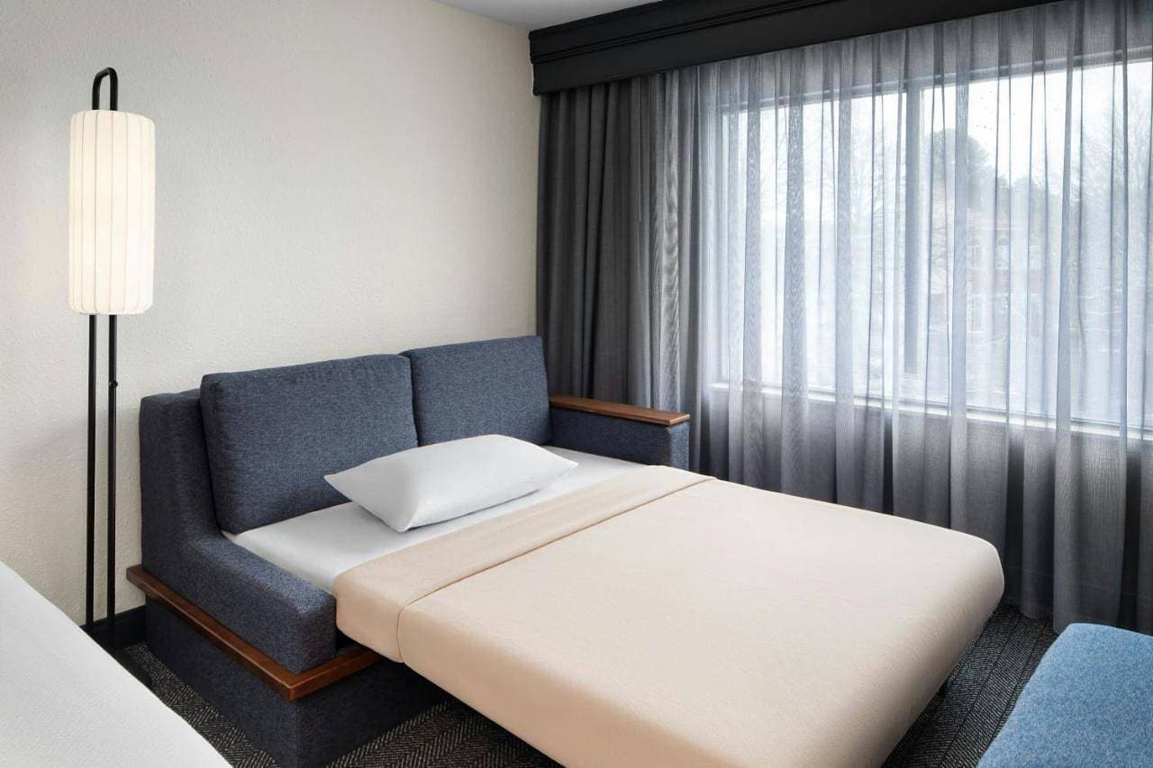 Foto 8 von 12: King Room with Sofa Bed