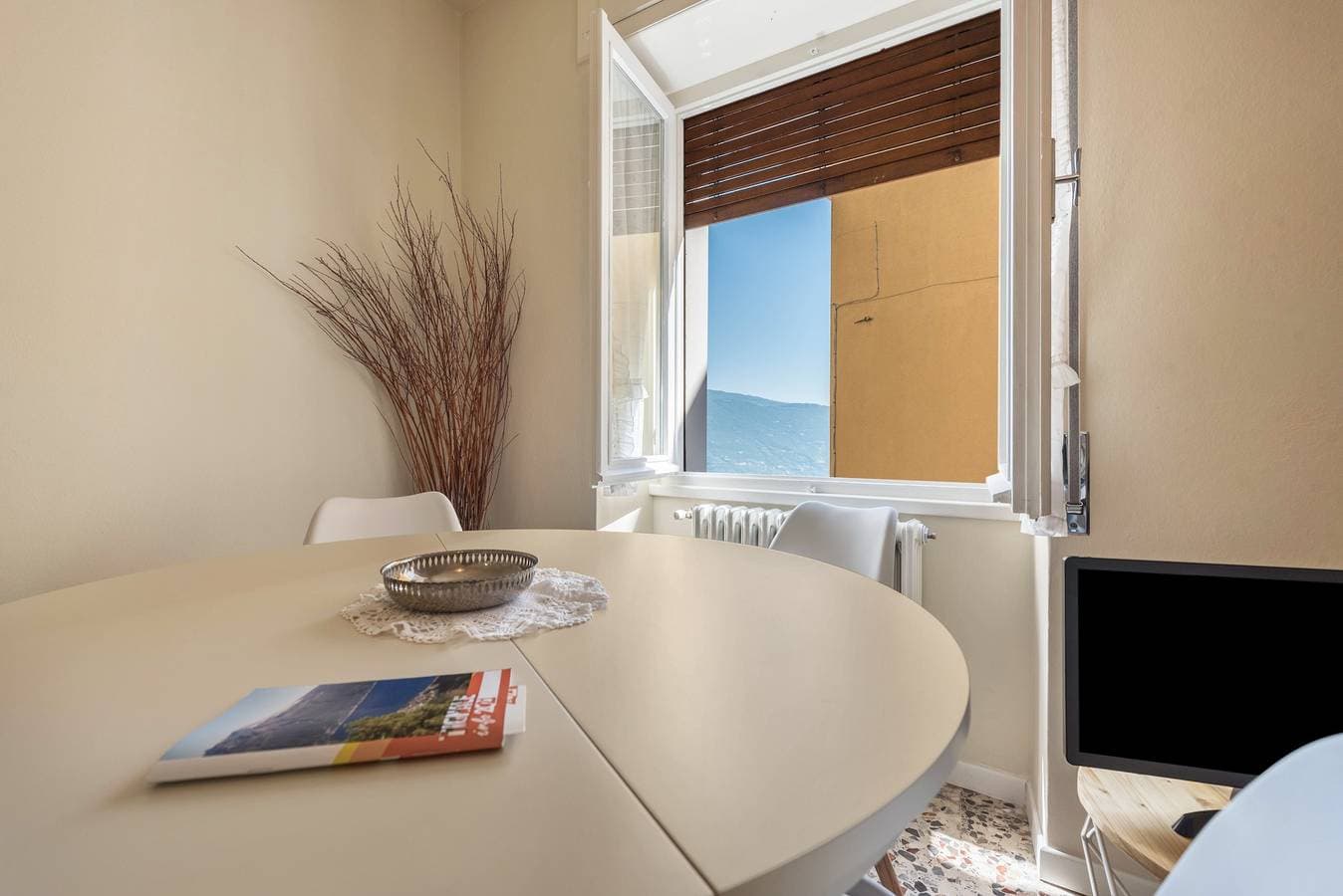 Foto 6 von 25: Ferienwohnung "Nonna Fina" mit Blick auf den See und die Berge, Gemeinschaftspool und WLAN
