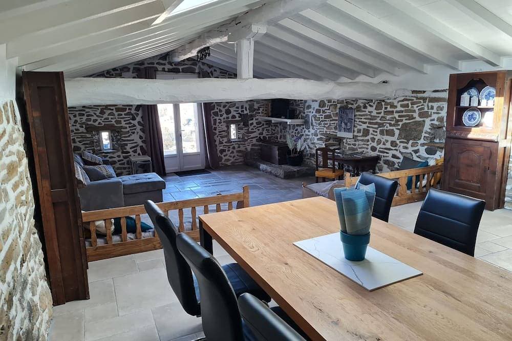 Foto 11 von 21: Old restored sheepfold in Ainhoa