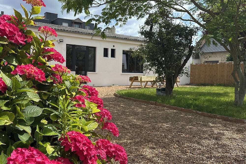3-bedroom seaside house with garden and parking. Pets welcome. 1
