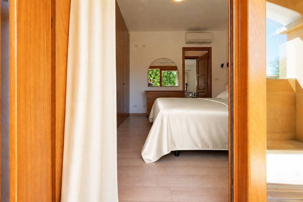 Foto 3 von 30: Apartment with Private Garden and Patio - Relaxation and Comfort Two Steps from the Sea
