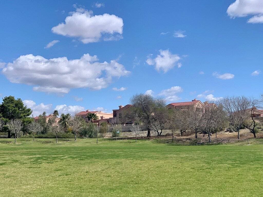 Foto 4 von 30: Perfekte Lage Wohnung! Super in der Nähe des Sees, auf dem Park und Restaurants!