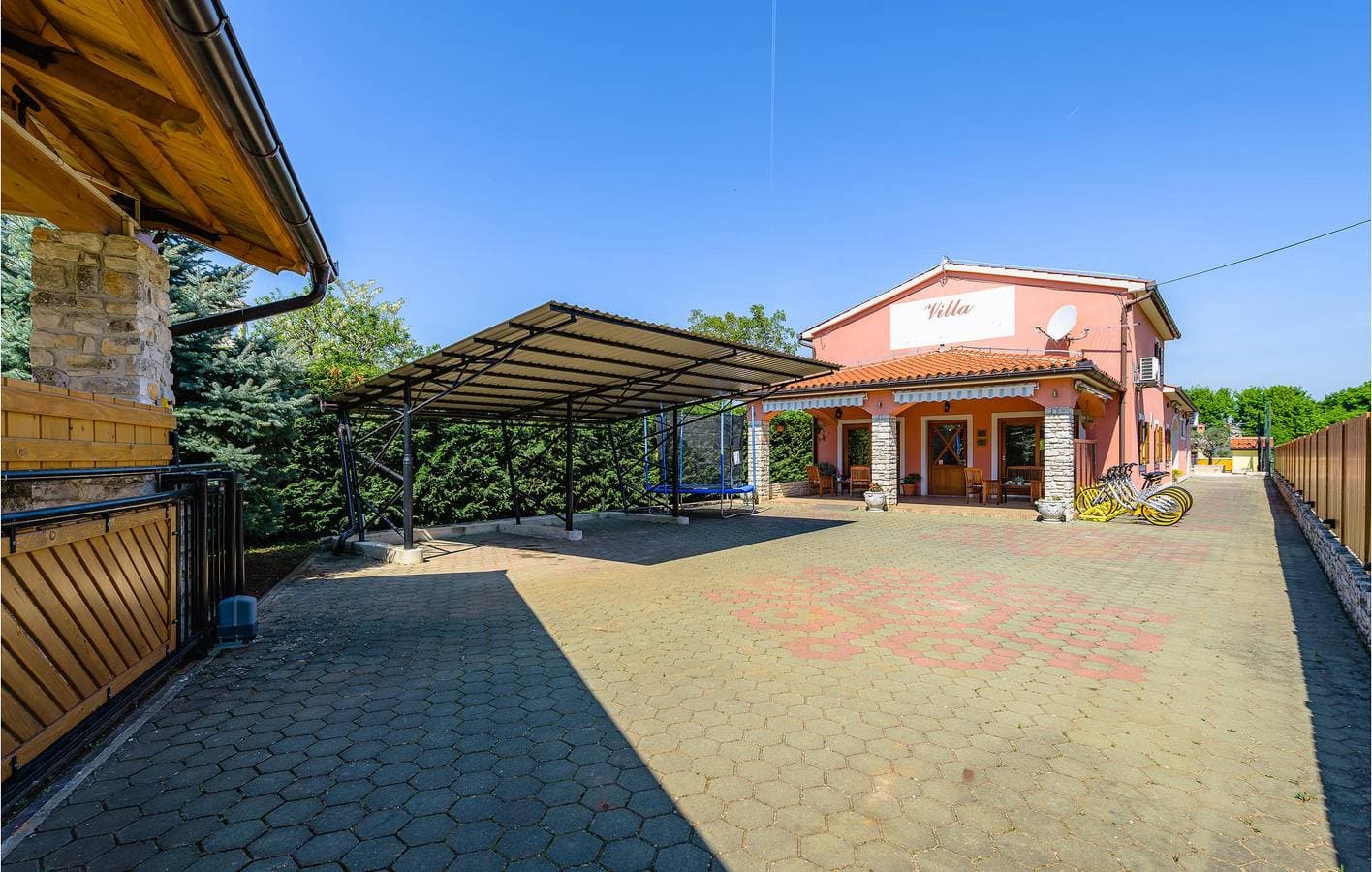 Foto 11 von 45: Charmante 230 m² große Wohnung mit Terrasse, WLAN und Parkplatz