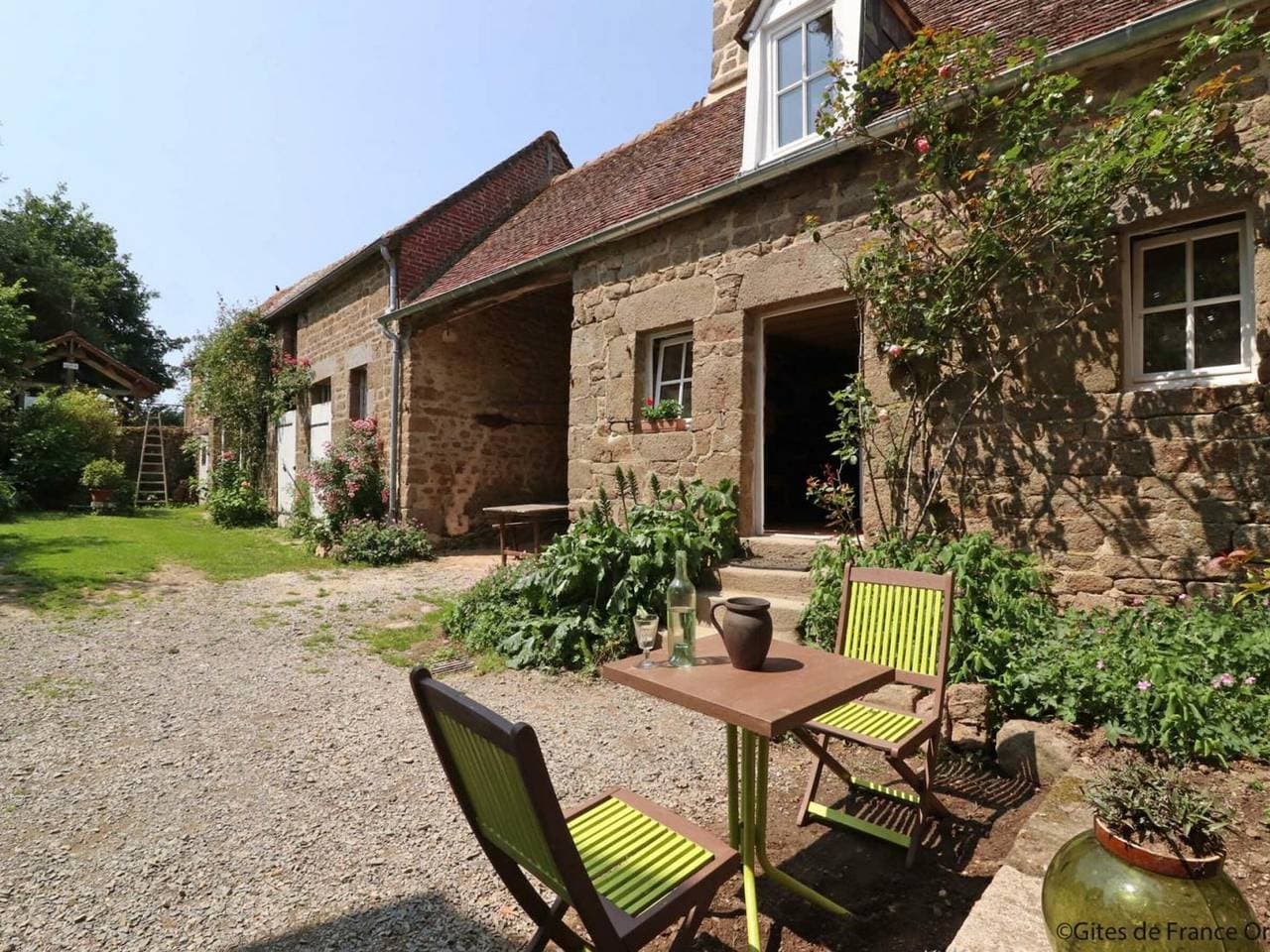 Historisches Haus aus dem 15. Jahrhundert mit Garten in La Carneille 1