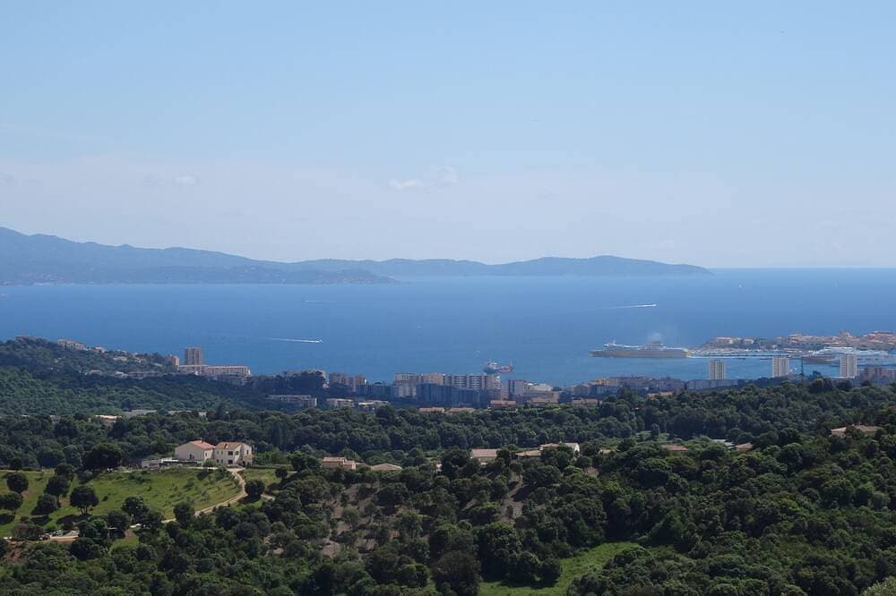 Foto 8 von 11: Exceptional panoramic sea view on the Gulf of Ajaccio. Very quiet. Garden