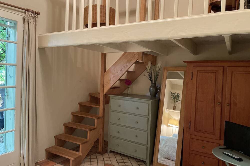 Foto 9 von 30: Ein schönes romantisches Schlafzimmer mit Mezzaninbereich, Badezimmer und privatem Garten