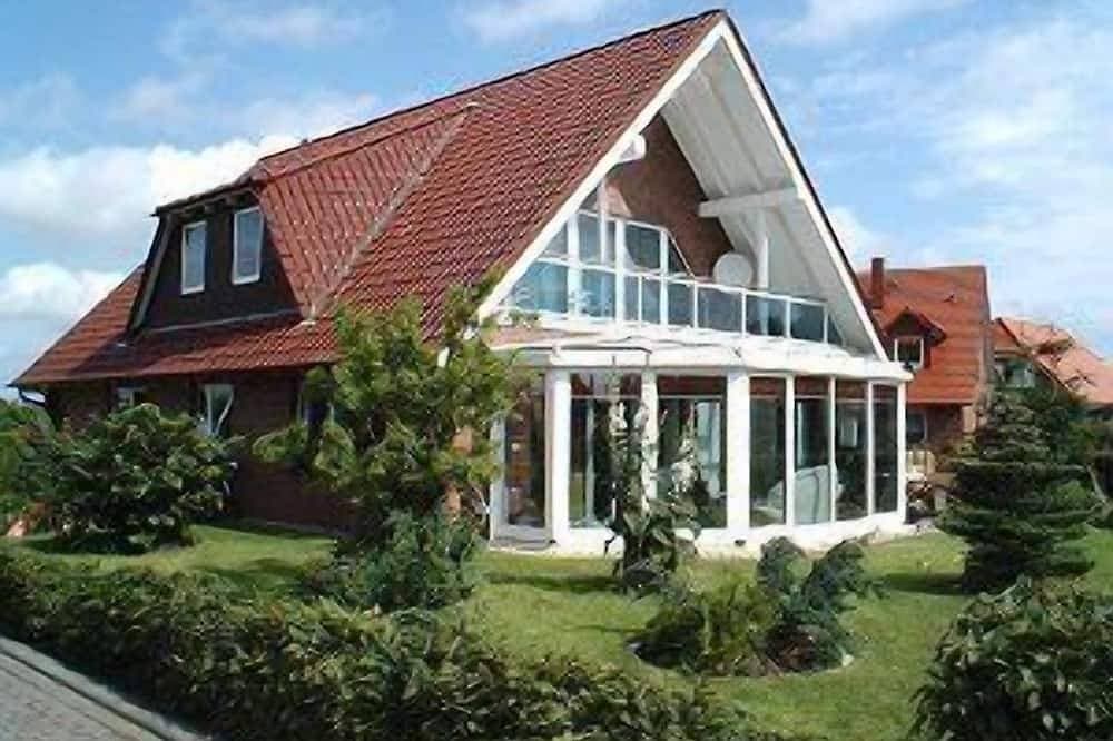 Helle und freundliche Dachwohnung mit Terrasse , Loggia und Klimaanlage 1