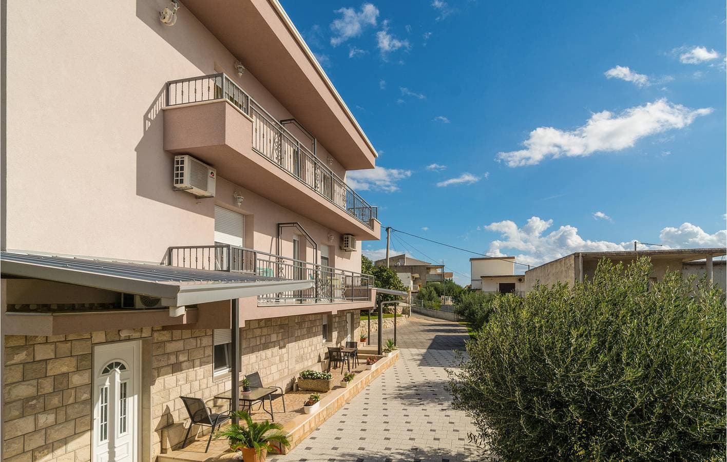 Foto 3 von 24: Gemütliche 300 m zum Strand: Klimatisierte Wohnung mit Terrasse und Parkplatz