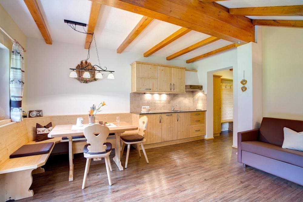 Foto 4 von 18: Two-Bedroom Apartment with Mountain View