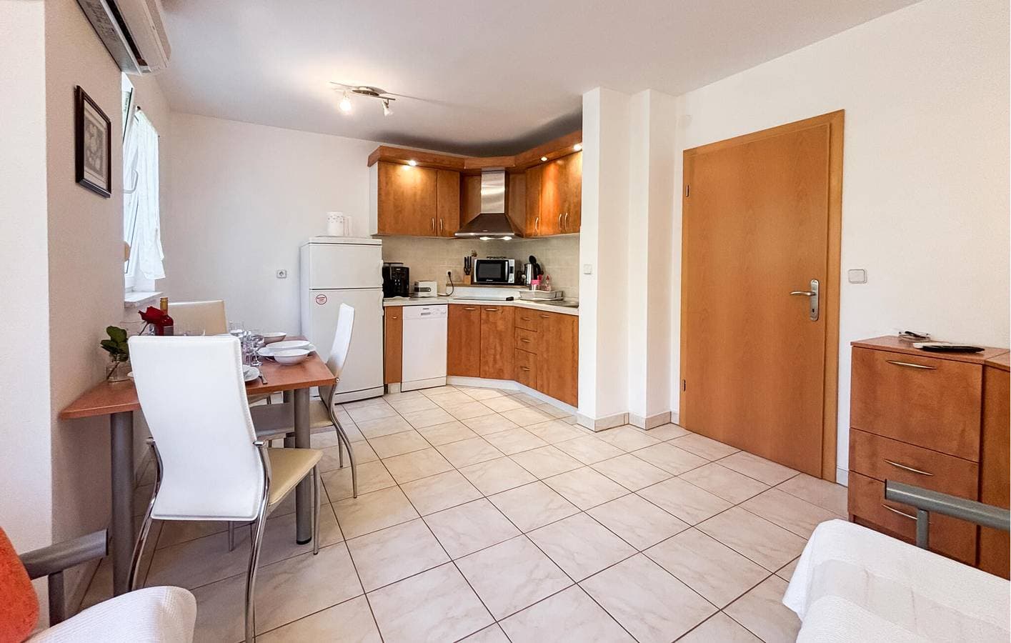 Foto 3 von 19: Gemütliche Ferienwohnung mit Terrasse, WLAN und Parkplatz, 1 km vom Strand von Jert entfernt