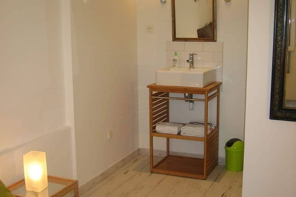 Foto 3 von 29: F1 modern, Klimaanlage, Parkplatz, WLAN, Terrasse, 2 Schritte vom Strand entfernt