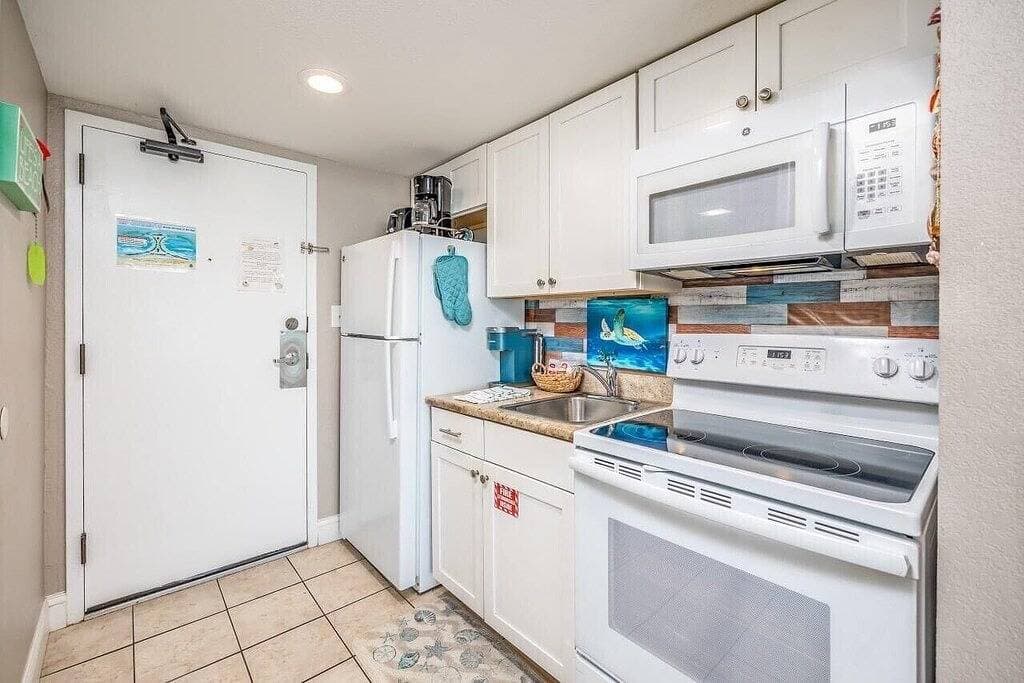 No Cleaning Fee! Studio, Oceanfront View, King Bed, Wow ratings! 1