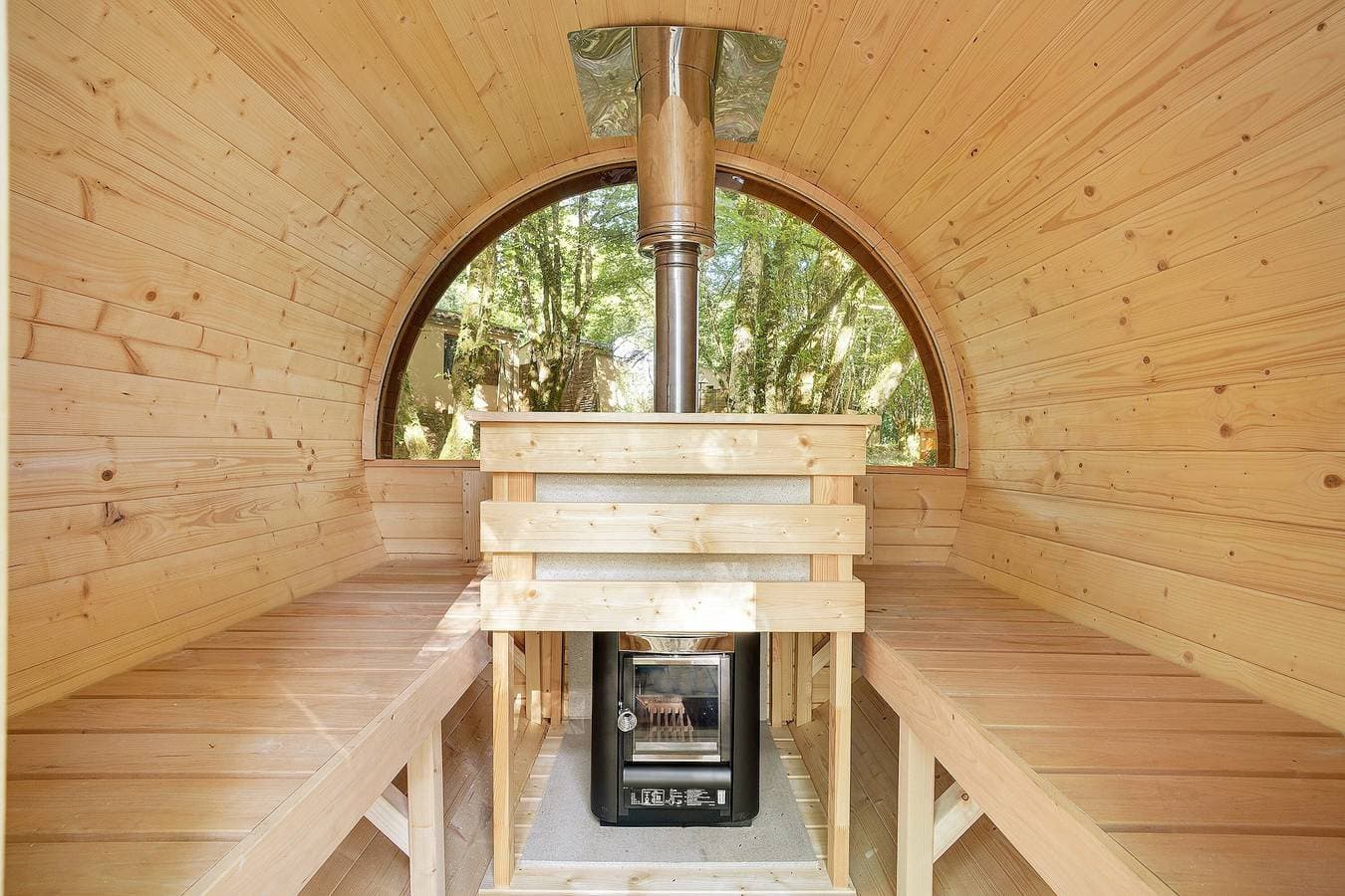 Foto 8 von 31: Tiny Home Beynac Lux im Wald – Ruhe, Natur & beheizter Pool