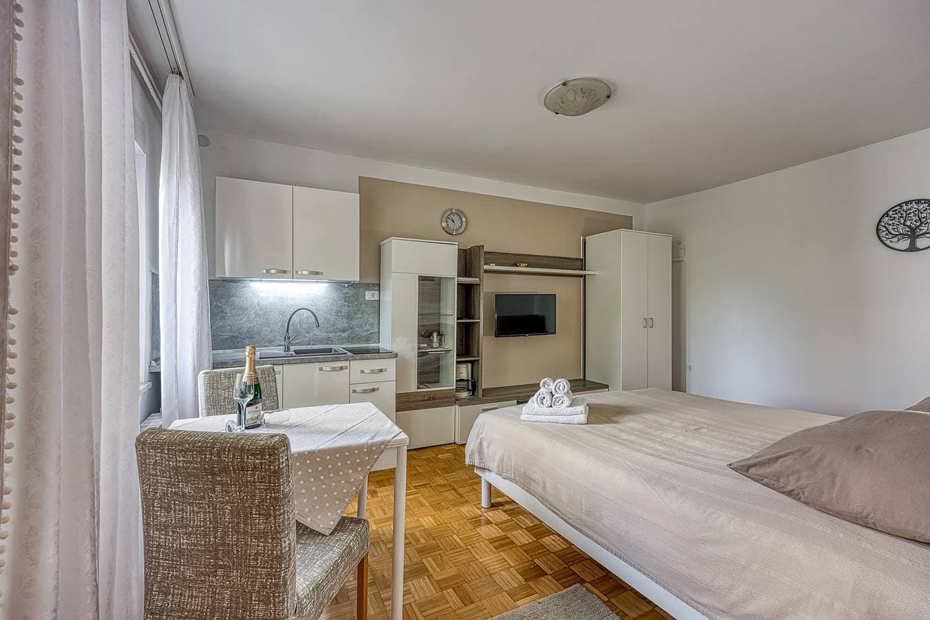 Foto 8 von 25: Einfach eingerichtetes Studio-Apartment Karlo in der Nähe eines schönen Strandes und des Stadtzentrums