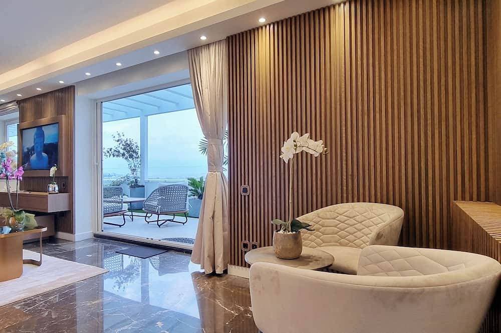 Foto 13 von 30: One 360 Skyline Athens - Penthouse Apartment with private Skyview Jacuzzi