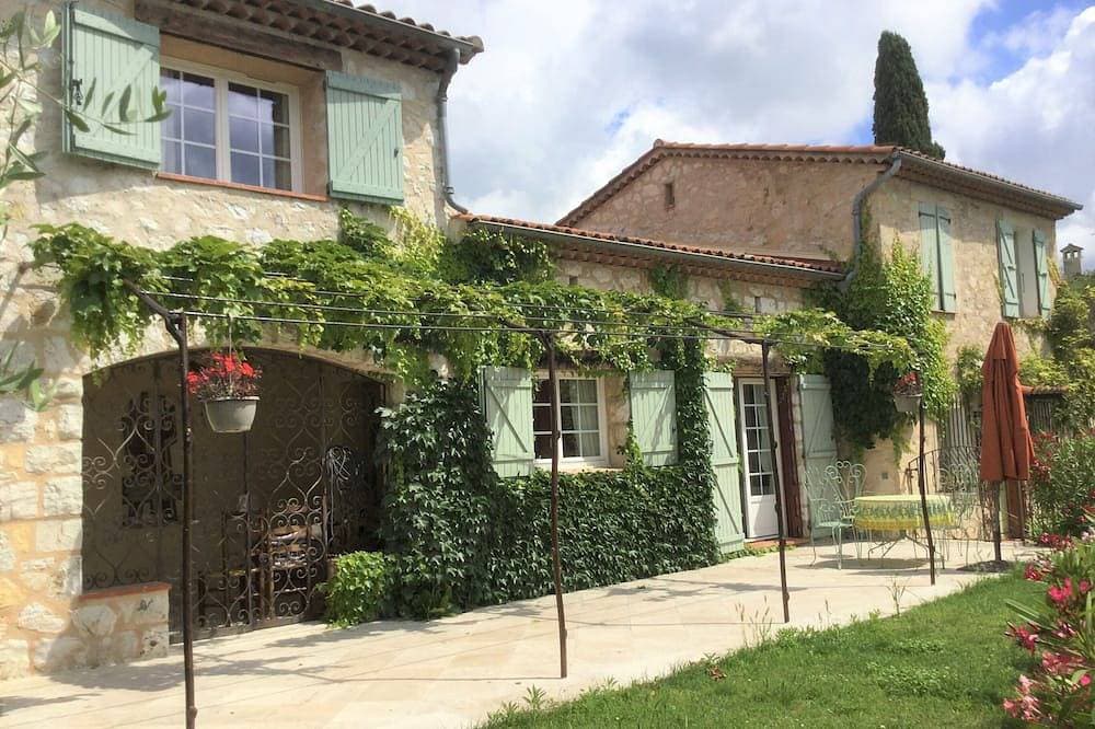 Charming villa with swimming pool - sleeps 8 1