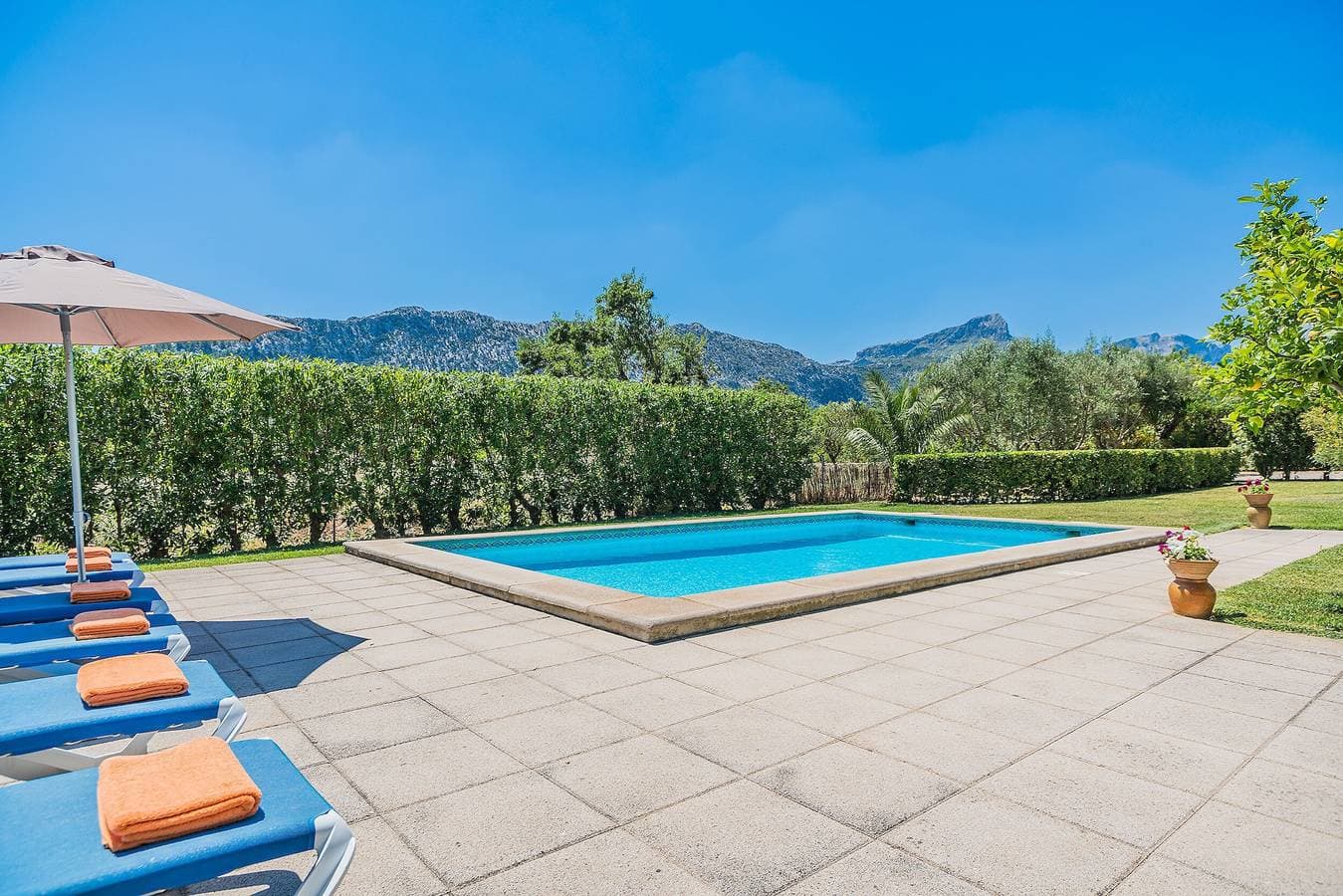Foto 3 von 27: Villa Cati mit Blick aufs Land, Pool, Garten, Klimaanlage und WLAN