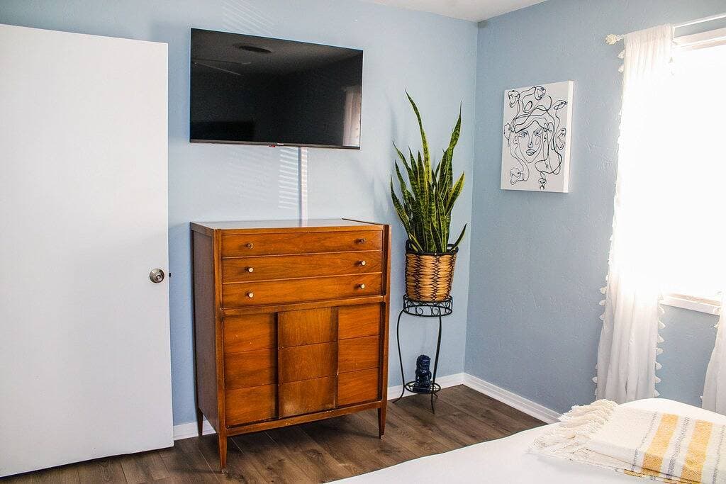 Foto 5 von 27: Deja Blue *Mid-Mod Haus *2Schlafzimmer/1Badezimmer/1Garage* Nahe I27/I40*