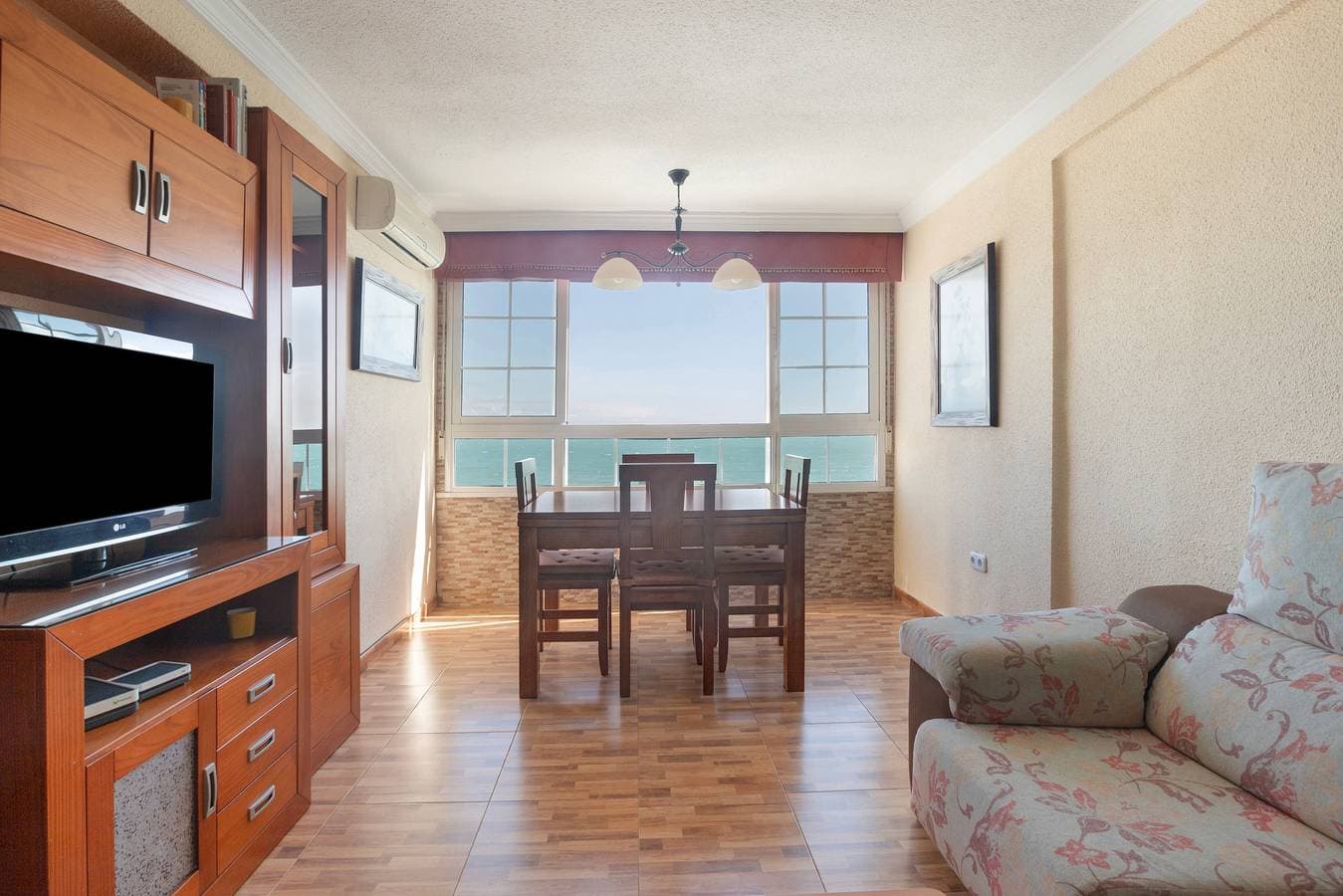 Foto 3 von 27: Apartment in erster Strandreihe mit herrlichem Blick auf die Bucht von Málaga