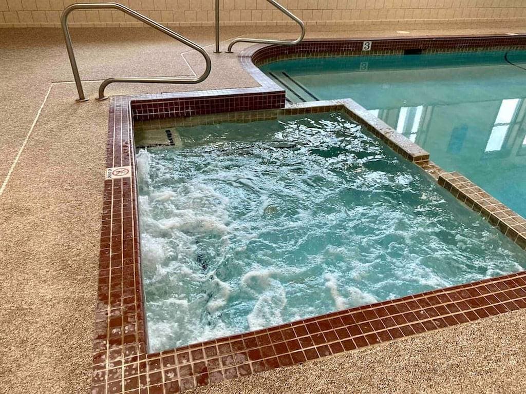 Foto 2 von 32: River & Loon View Studio | Remodeled Kitchen | Indoor Pool | Walk to Town
